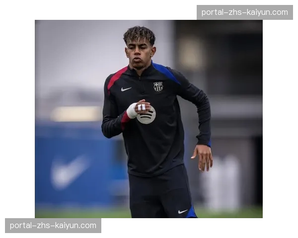 替补席的落寞：镜头捕捉到菲利克斯在巴萨进球后的复杂表情