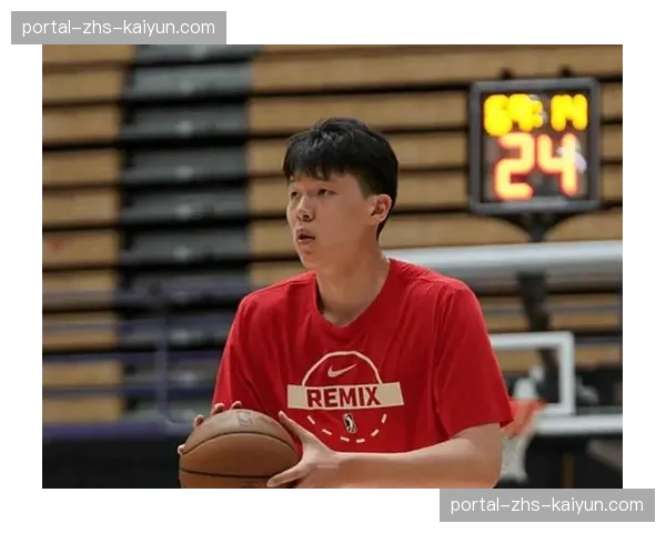 特写:杨瀚森赛后加练罚球,青岛国信体育馆只剩篮筐回响 特写:杨瀚森赛后加练罚球,青岛国信体育馆只剩篮筐回响