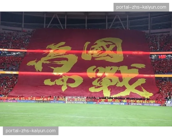 看台现巨型TIFO，赫塔菲球迷用特殊方式为保级战助威